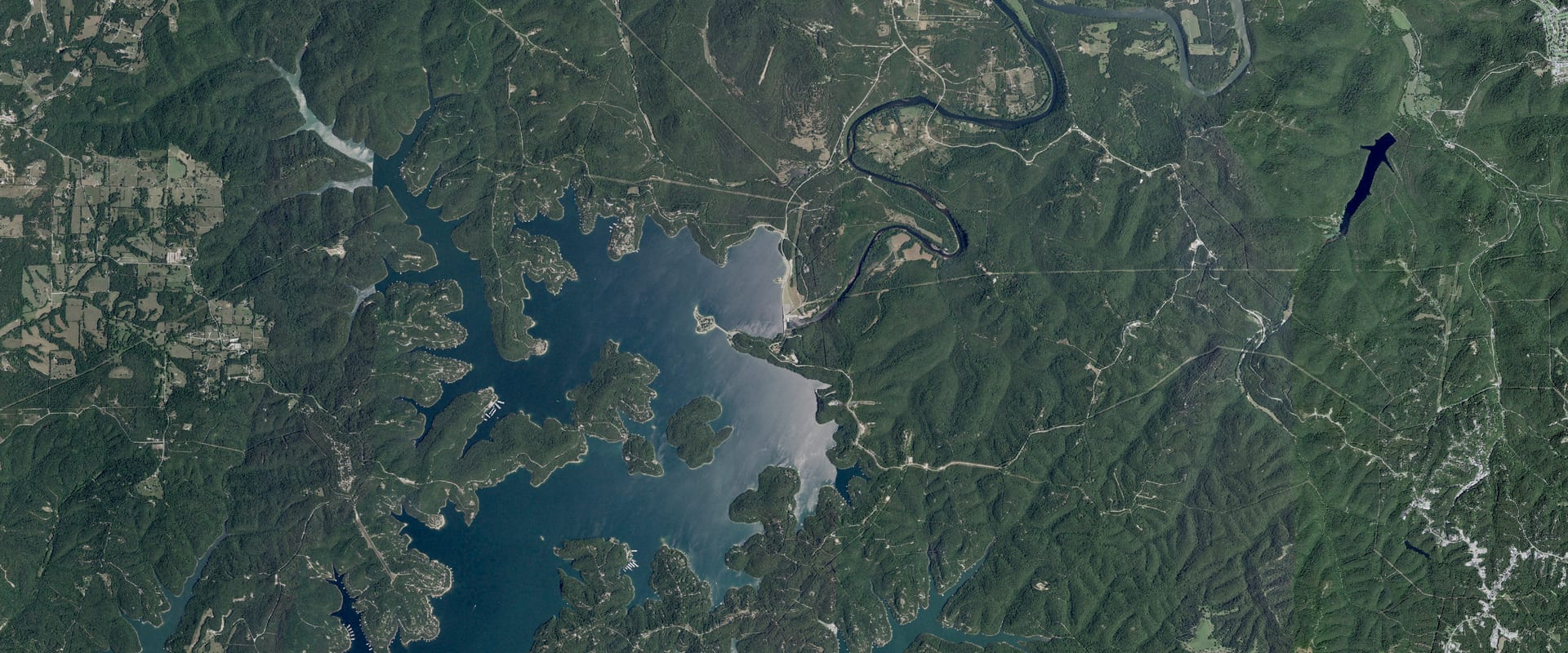 Aerial photo of Beaver Lake and its shoreline