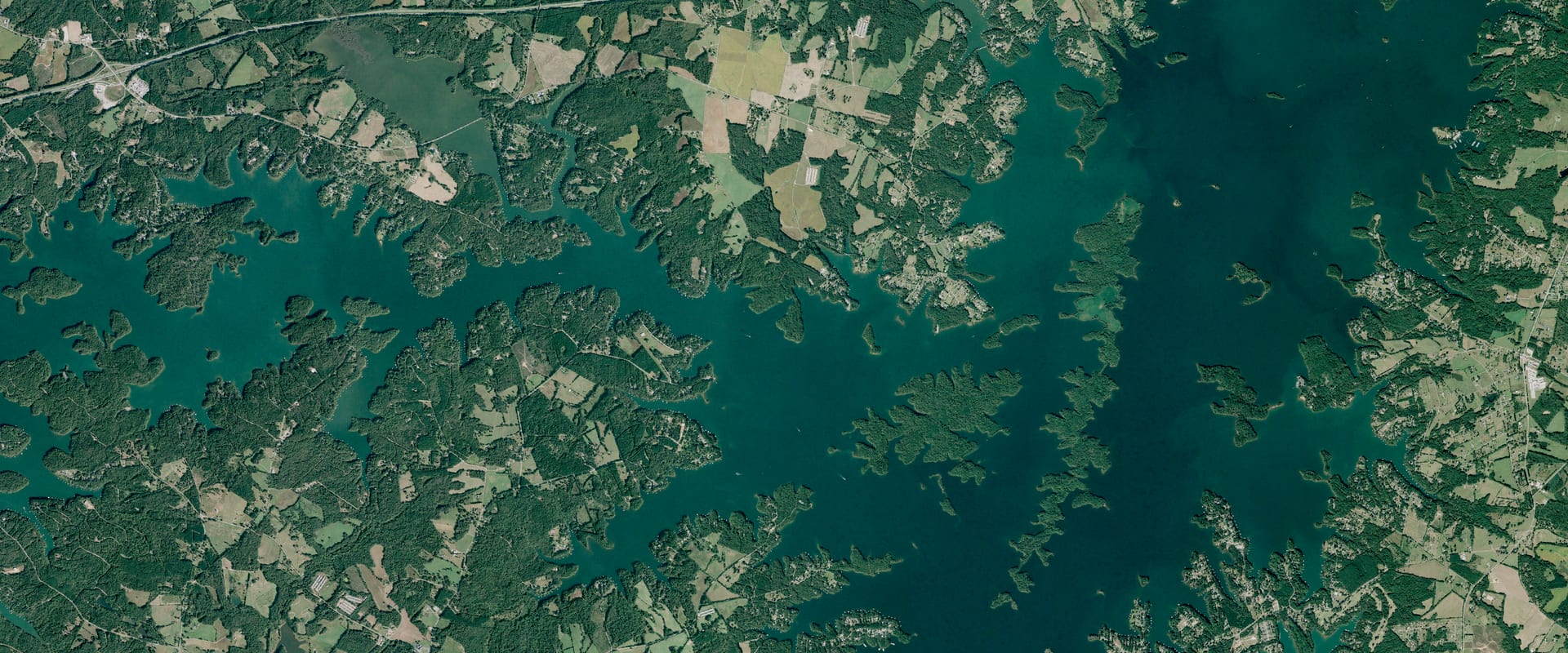 Aerial photo of Lake Hartwell and its shoreline